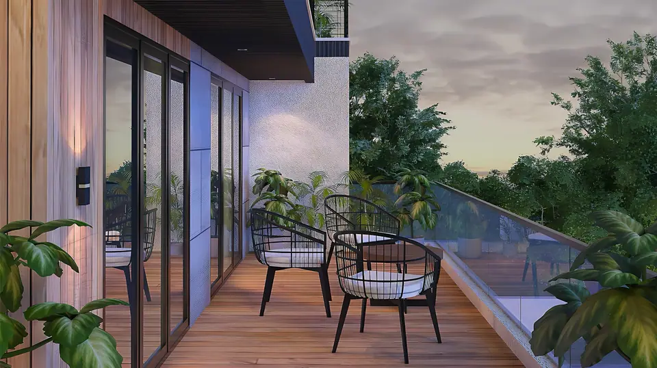 Terraza de departamento con sillas y plantas mirando hacia los árboles al atardecer.