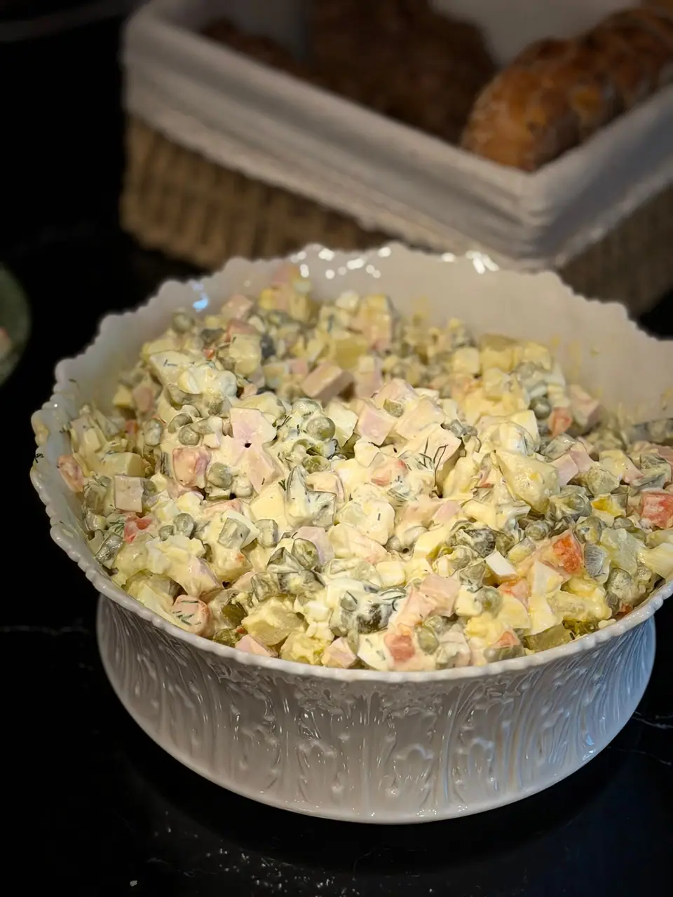 Bol de ensalada rusa con papa, zanahoria, arvejas, pepinillos y mayonesa