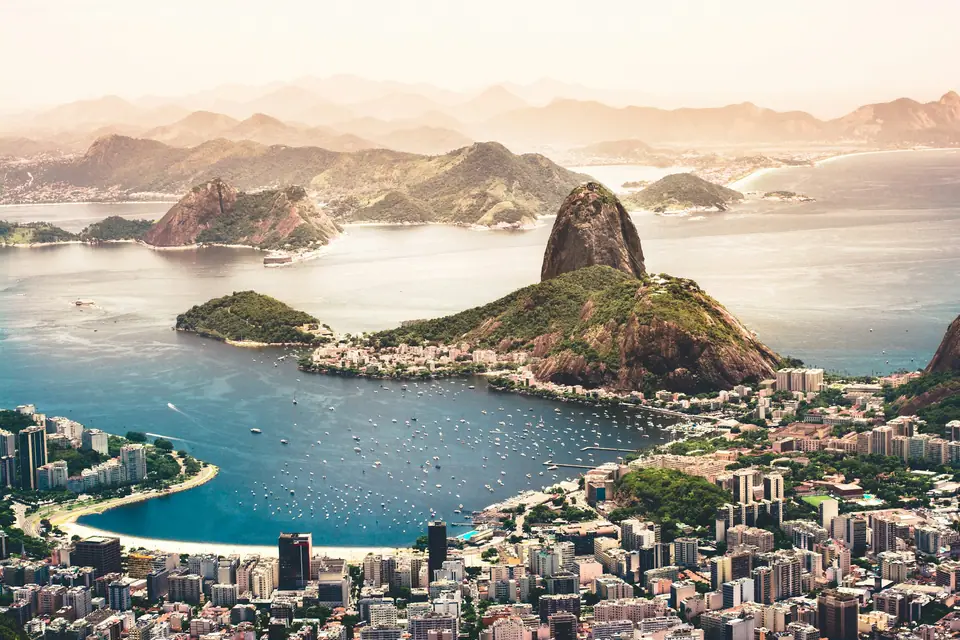 Vista aérea de Río de Janeiro con el Pan de Azúcar y la bahía de Botafogo.